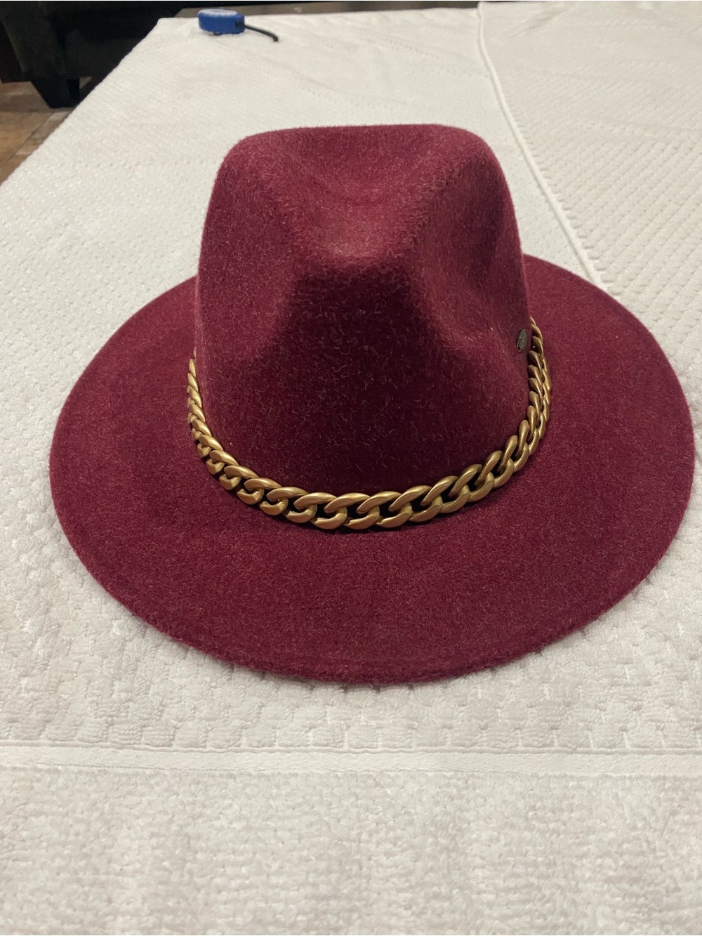 Cherokee Burgundy Felt Fedora with Gold Chain Trimu